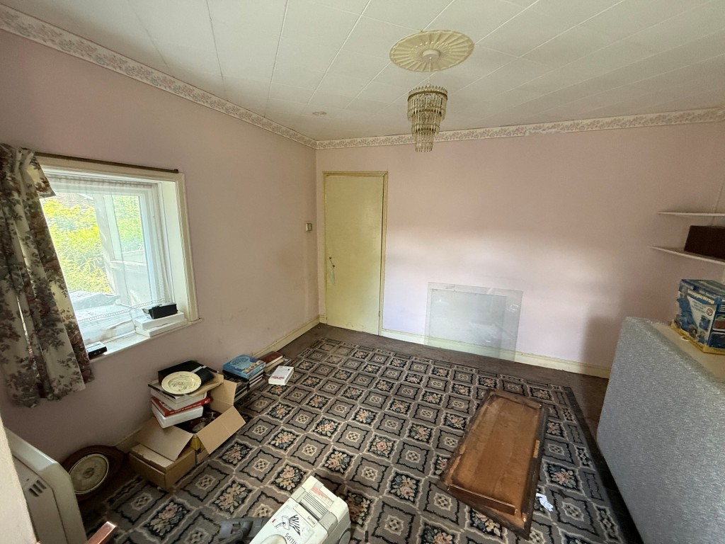 Lot: 169 - HOUSE FOR IMPROVEMENT - Reverse angle of the dining room